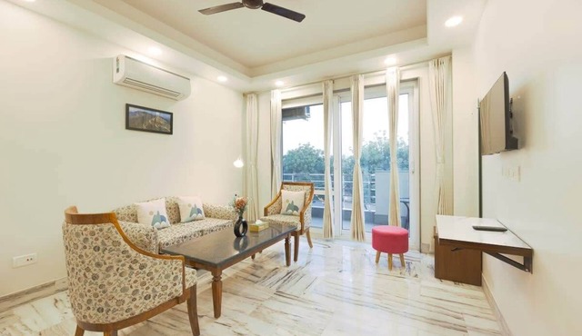 Tranquil 2BR Oasis with Balcony & Bathtub in Gurugram