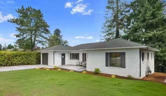 Two-story home with spacious yard, washer/dryer & central AC- dog-friendly in Everett