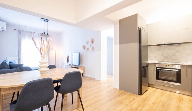 Urban Comfort 2 bdrm next to Metro