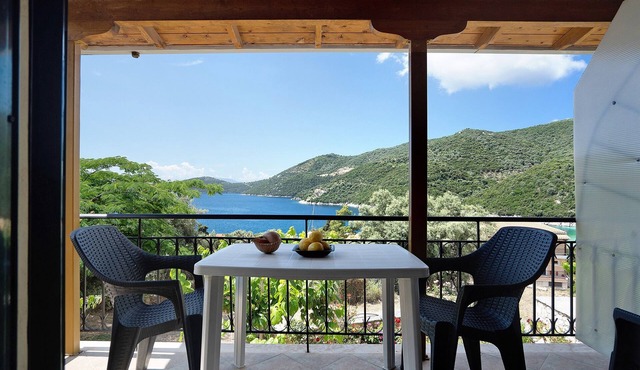 Vardia Studio B: Sea View, Balcony, and Wi-Fi Close to the Beach