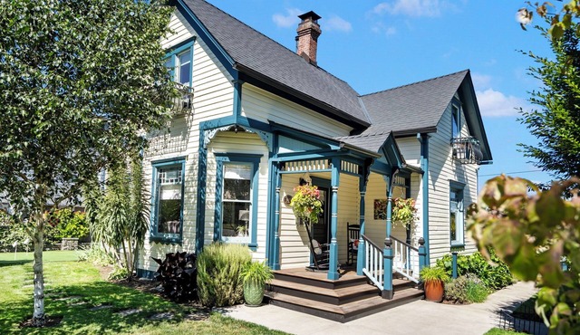 Victorian Secrets 1897 Home - Curious? Eclectic, convenient & ❤️ of wine country in Newberg