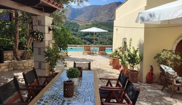 Villa Andreas with private swimming pool and spacious courtyard! in Κουρνάς
