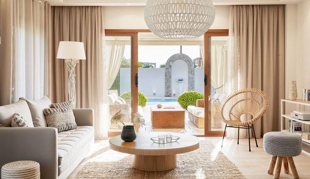 Villa Daphne with 2 bedrooms, private pool & outdoor jacuzzi.n