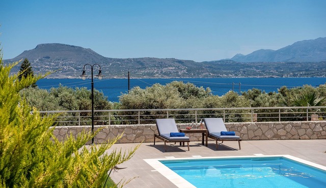 Villa Elios I, 4 bedroom with private heated pool in Metochi