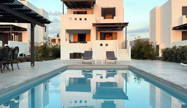 Villa Finoe · 4-Bedroom Villa with Private Pool, BBQ, 7-Minute Walk to the Beach