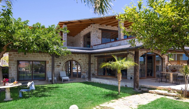 Villa Minoa just next to the Beach, with Surprising Sea and Mountain Views