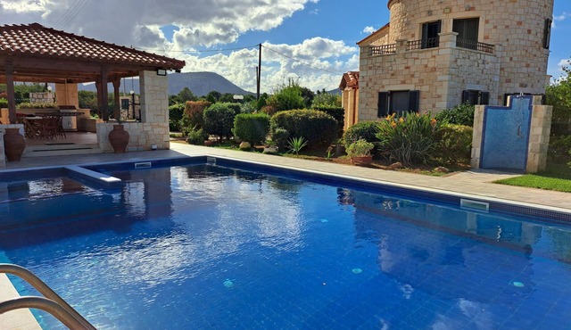Villa with private pool and sweeping views of the sea near Chersonissos.