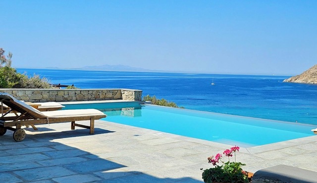 Villa with private infinity pool, steps from Elia Beach