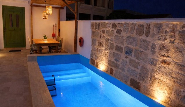 Villa with private pool, ideal for families and groups of friends.