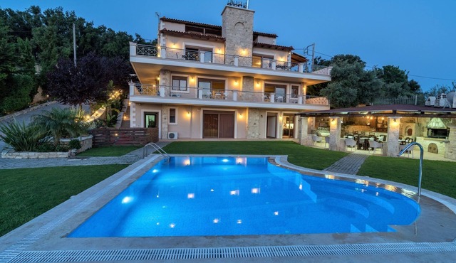 Villa Zeus mit privatem Pool und Jacuzzi by Interhome