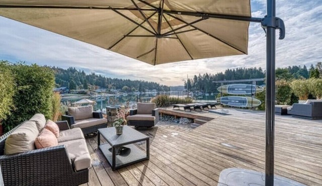 Waterfront high end home-dock, hot tub fun in Gig Harbor