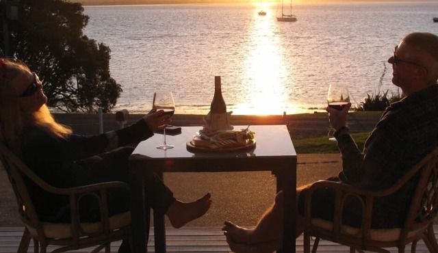 Waterfront, self-contained, one bedroom apartment with scenic views . in McLeod Bay