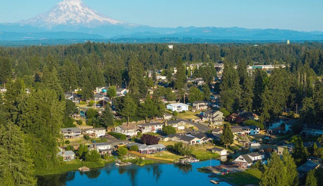 Waterfront Spanaway lake -Private Dock, Kayaks, Sleeps 15 -AC in Spanaway