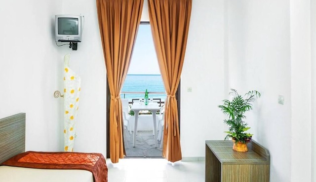 Xenios Dolphin Beach Hotel