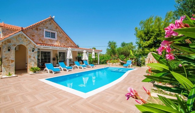 Zante Sunny Villa I – Free Heated Pool, Jacuzzi & Fitness Corner. Pets Welcome!