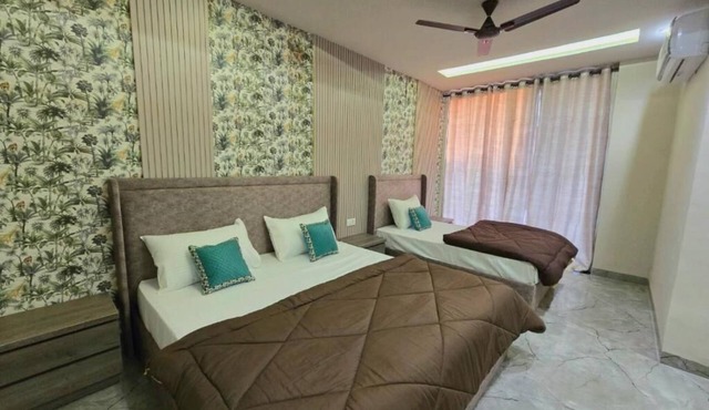 Zipcode Stay : Deluxe Triple Room in Agra