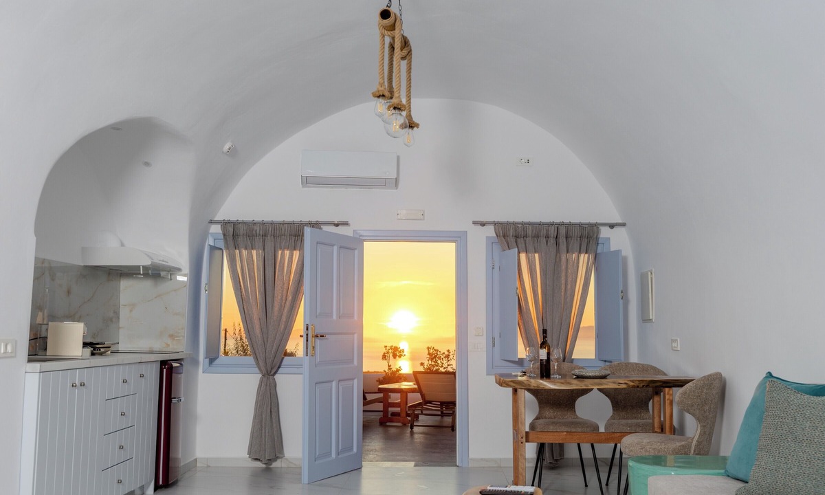 Kamari Hotel | Sun Angelos Oia - Luxury Cave Suites