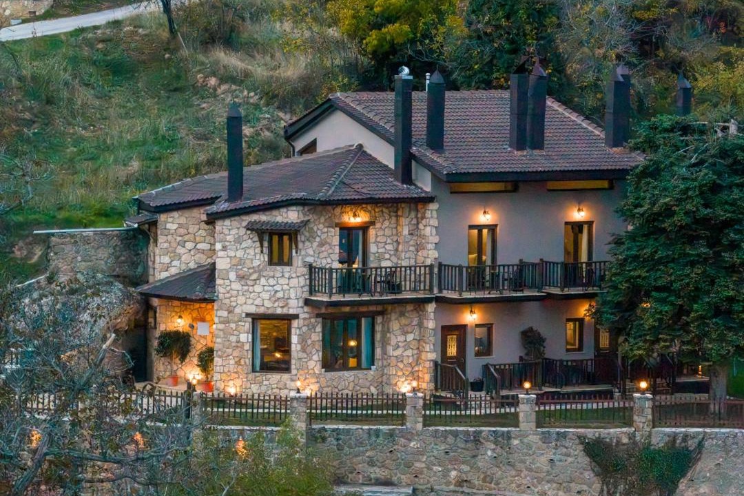 Synikia Mesi Trikalon House | Ξενώνας Θεαλίς