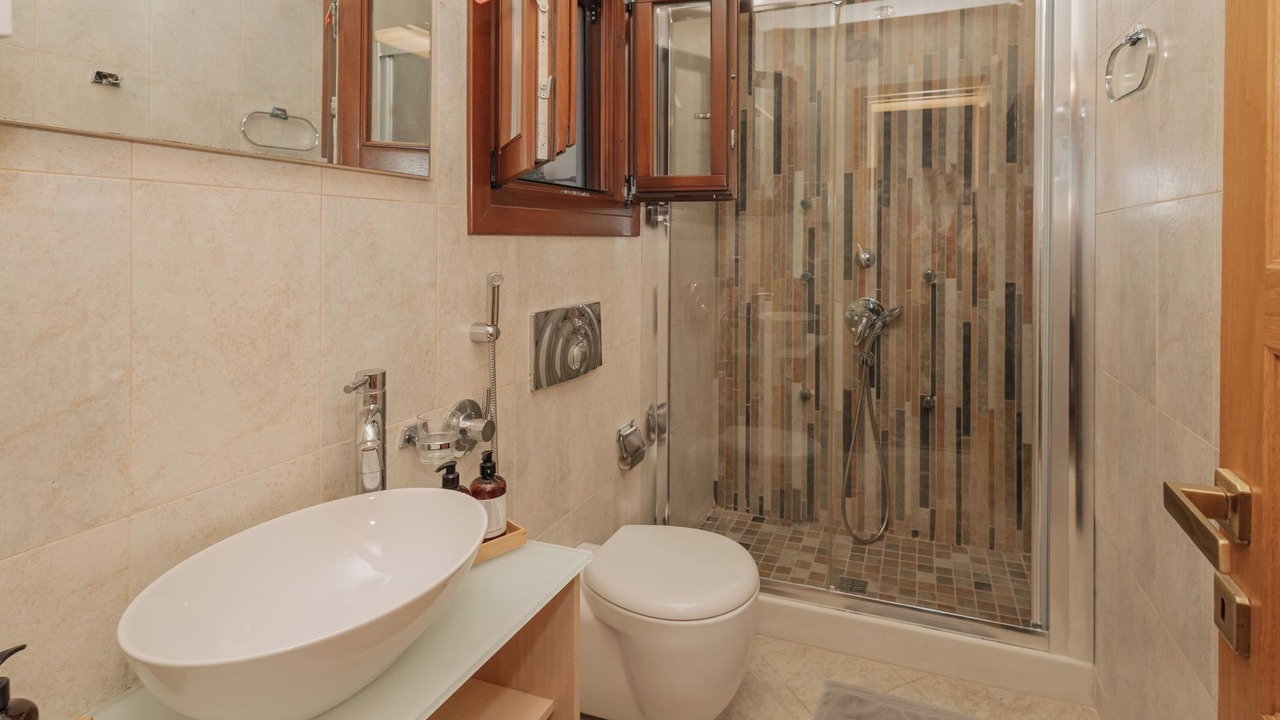 Photo of Bathroom in Petaleia