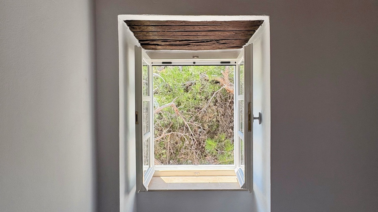 Photo of Bedroom in Idhra