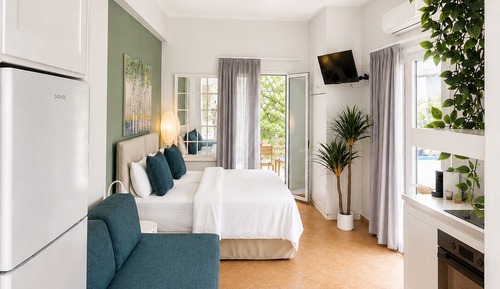 Luxury Studio with Private Backyard & Jacuzzi