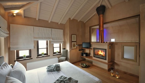 Honeymoon Suite with Indoor Jacuzzi, Fireplace and Panoramic View