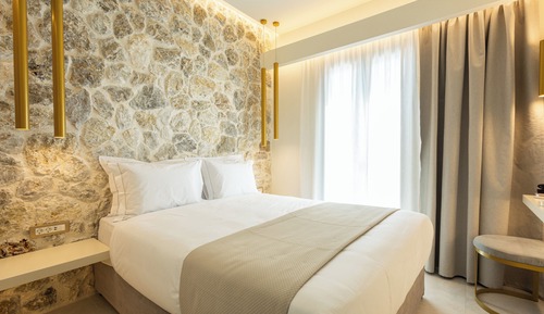Suite, Pool View