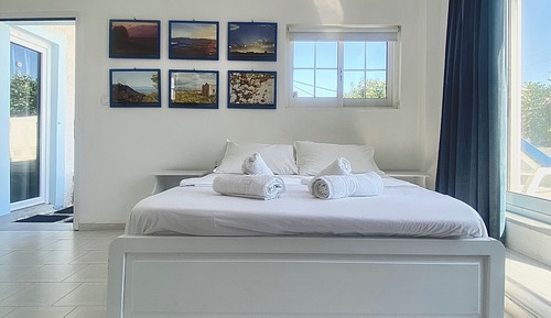 Studio with yard and sea view