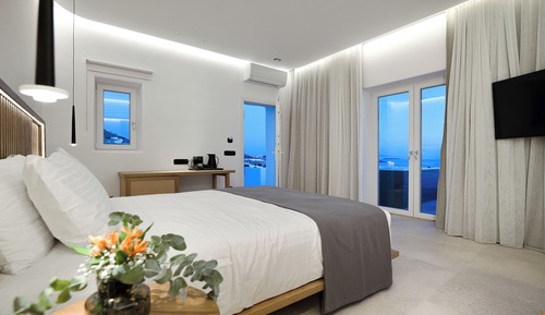 Deluxe Suite with Private Outdoor Hot Tub With Sea View