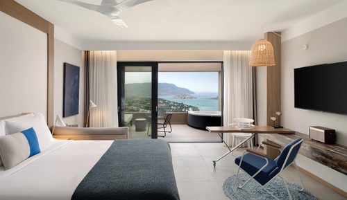 Junior Suite (Sapphire Zen Suite with outdoor jetted tub)