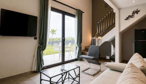 One-Bedroom Loft Apartment with One Queen Bed