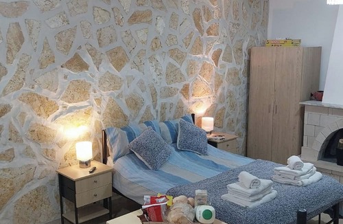 Petaleia Apartment | Lovely Studio in Strinilas With its own Pool
