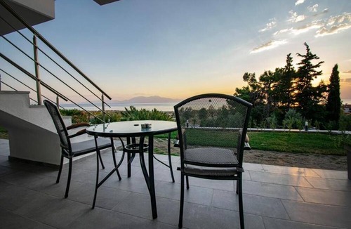 Nea Iraklia Hotel | HERACLEA SUITES