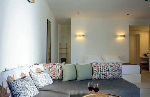 Finikia House | RyoLithos Suites