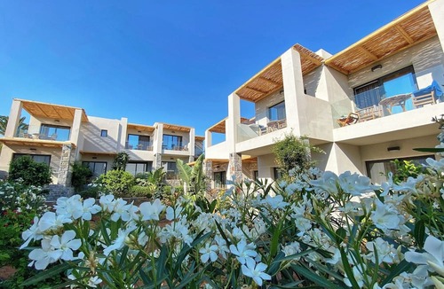 Menetai Hotel | Helios Beach Hotel & Bungalows