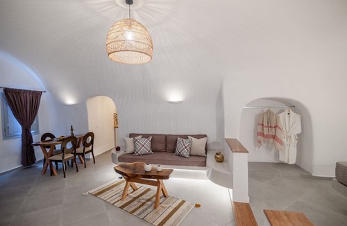 Kamari Hotel | Sun Angelos Oia - Luxury Cave Suites
