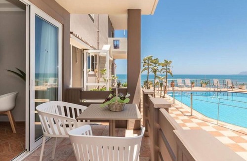 Kato Stalos House | Girogiali beach hotel