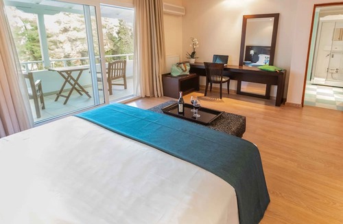 Sane Villa | A Private Haven: Hera with Secluded Pool and Garden
