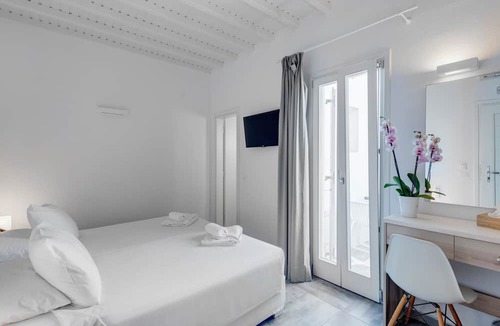 Tourlos Hotel | Maki's Place