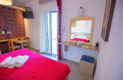 Kamari House | CALLIOPE MAILLE STUDIOS & APARTMENTS