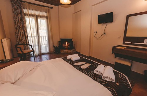 Vitina Hotel | Thea Mainalou