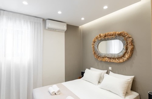 Vari House | Syra Suites