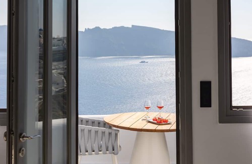 Oia Hotel | IKIES Santorini