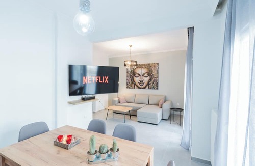 Thessaloniki Apartment | Totemic Vista by Nexus | w/Jacuzzi & Views next to Ataturk