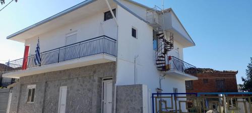 Mikromani House | Vasilis Guesthouse by the Airport