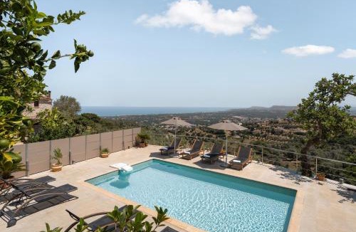 Maroulas Villa | Candice Villa Historic Venetian Retreat by Rentado