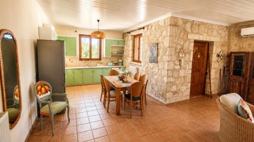 Gaitanion Villa | MANGO & PAPAYA - Country Luxury Living - Private Pool & Olive Grove - Dog Friendly & Remote Work Friendly