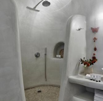 Finikia Villa | Finikia -Foinikia - Luxury Cave - A Wonderful 2 Bedroom Villa - Hot Tub