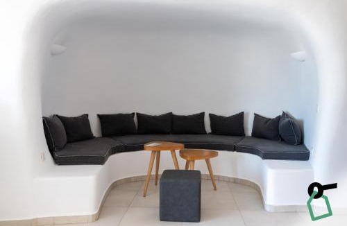 Finikia Hotel | Hotiday Santorini Oia