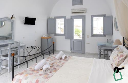 Finikia Hotel | Hotiday Santorini Seafront